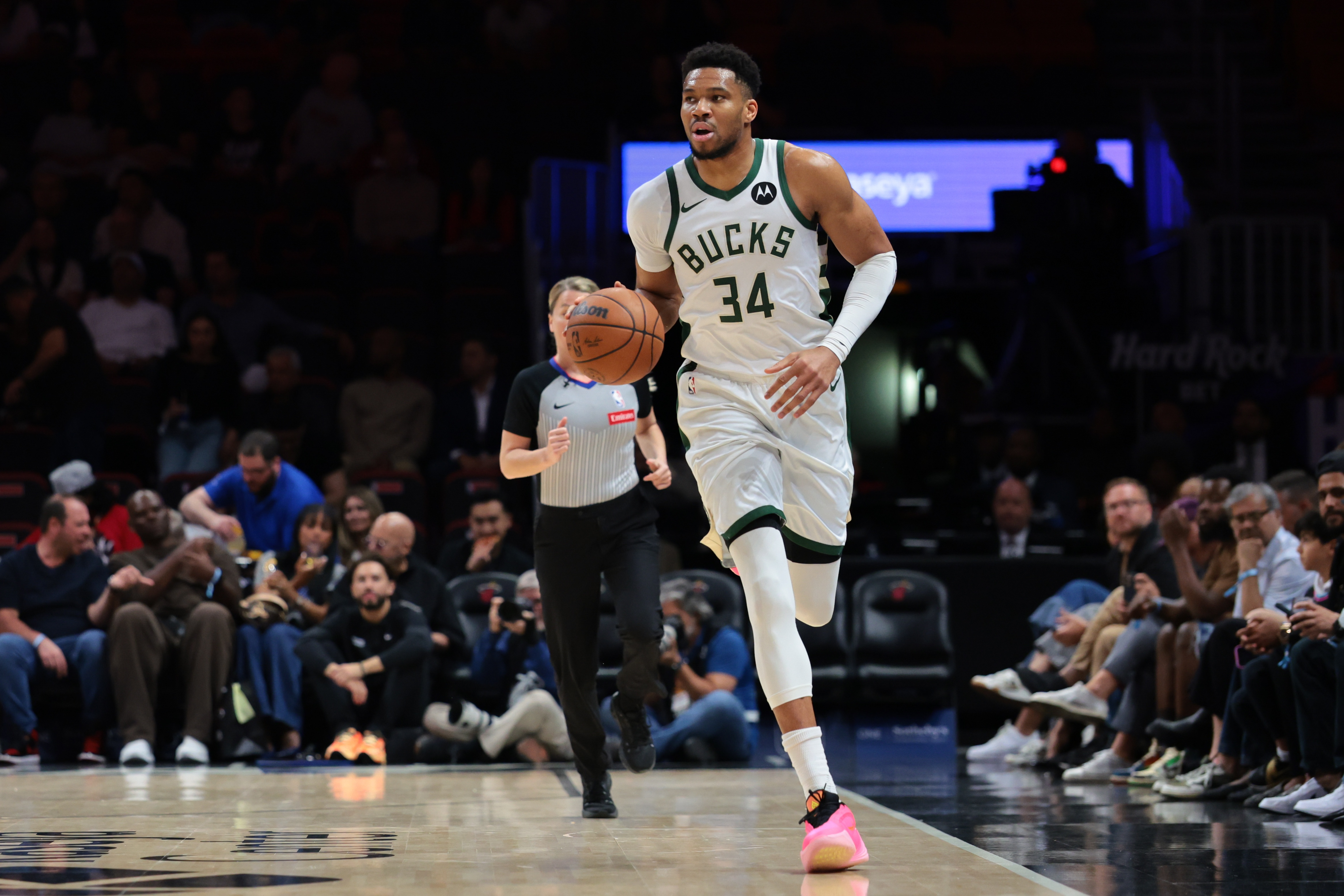 Kaiyun开云官方网站中国登录-身手全能！字母哥半场15中7砍下18分11板5助 罚球5中4